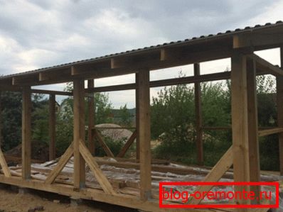 Pergola odnoskatnoy streha ondulina
