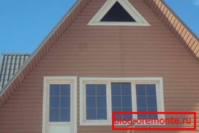 Pediment obrezan s stranicami