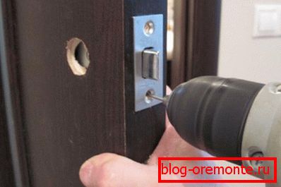 Kako vstaviti ključavnico v notranja vrata: proces