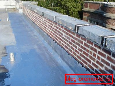 Parapet na stolpnicah z ravno streho