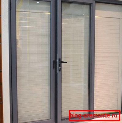 GOST: namestitev aluminijastih vrat v ustanovi
