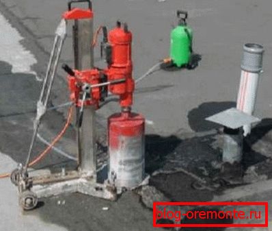 Diamantno vrtanje lukenj v betonu je edini način za prebijanje tako trajnega premaza. Diamantno vrtanje lukenj v betonu je edini način za prebijanje tako trajnega premaza.