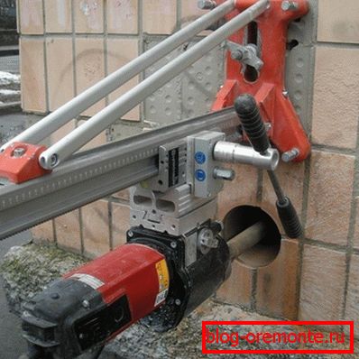 Diamantno vrtanje lukenj v betonu, pa tudi njeno rezanje so zelo delovno intenzivni procesi. Diamantno vrtanje lukenj v betonu, pa tudi njeno rezanje so zelo delovno intenzivni procesi.