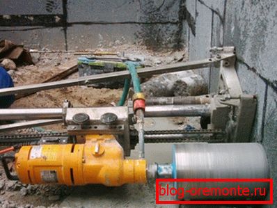 Diamantno vrtanje lukenj v betonu mehansko Diamantno vrtanje lukenj v betonu mehansko