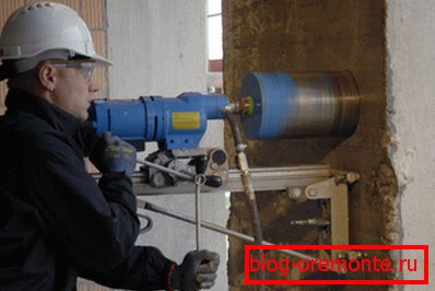 Diamantno vrtanje lukenj v betonu z uporabo posebnega električnega orodja.