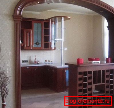 Pri priklopu kuhinje in prostora lahko uporabite lok z vgrajeno palico. suhih zidov v notranjosti