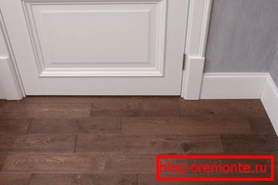 Bela trima na finskih vratih, skupaj s talno posteljo Bela trima na finskih vratih, skupaj s talno posteljo