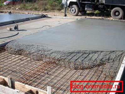 Betonski težki razred B20 M250 se uporablja za ulivanje plošč in plošč. Betonski težki razred B20 M250 se uporablja za ulivanje plošč in plošč.