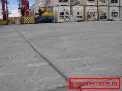 Betonska plošča je razdeljena na kvadratne odseke. Betonska plošča je razdeljena na kvadratne odseke.