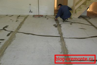 Betonska tla z vgrajenimi razpokami in svetilnimi ploščami Betonska tla z vgrajenimi razpokami in svetilnimi ploščami