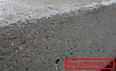Več pore v monolitu, nižja je njegova tlačna trdnost. Več pore v monolitu, nižja je njegova tlačna trdnost.