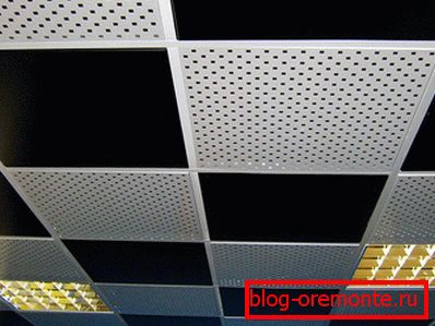 Perforirani črno-beli strop Perforirani črno-beli strop