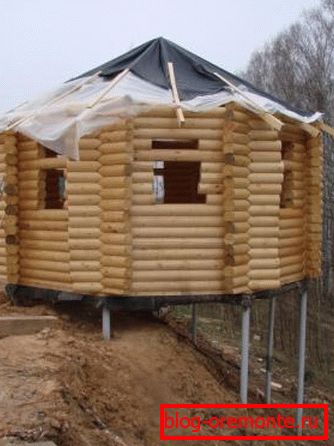 Ta vrsta temeljev omogoča gradnjo stavb tudi na neenakomernih površinah. Ta vrsta temeljev omogoča gradnjo stavb tudi na neenakomernih površinah.