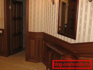 Lesena panelna vrata v klasični notranjosti Lesena panelna vrata v klasični notranjosti