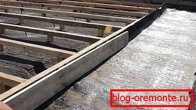 Leseni zaboj za skrilavec na betonski podlagi