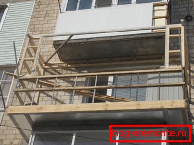 Leseni okvir podaljšan balkon Leseni okvir podaljšan balkon