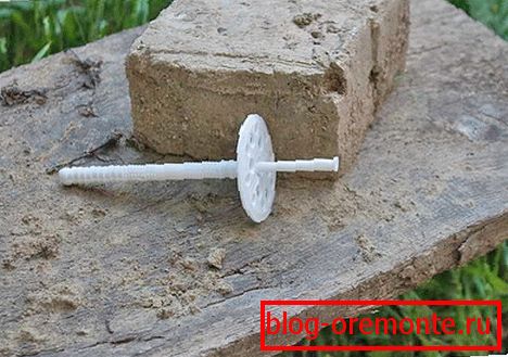 Dowel za pritrditev toplotnega izolatorja