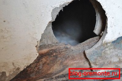 Daljši stik z vodo ne koristi materiala. Na fotografiji - predel med kopalnico in kuhinjo. Daljši stik z vodo ne koristi materiala. Na fotografiji - predel med kopalnico in kuhinjo.