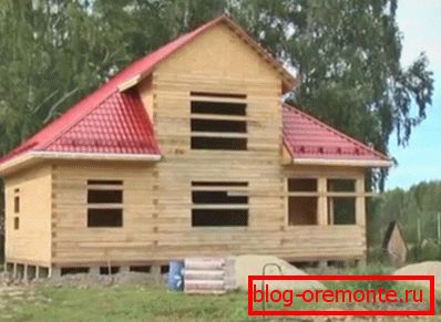 Hiša, ki temelji na nepredelanih materialih, potrebuje dodatno dodelavo Hiša, ki temelji na nepredelanih materialih, potrebuje dodatno dodelavo