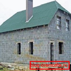 Hiše iz ekspandirane gline so veliko lažje, kar ne omogoča ustvarjanja preveč pritiska na tla. Hiše iz ekspandirane gline so veliko lažje, kar ne omogoča ustvarjanja preveč pritiska na tla.