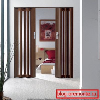Vrata harmonika v notranjosti doma Vrata harmonika v notranjosti doma
