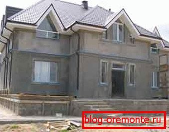 Dvonadstropna stanovanjska stavba opilkobetonnyh blokov Dvonadstropna stanovanjska stavba opilkobetonnyh blokov