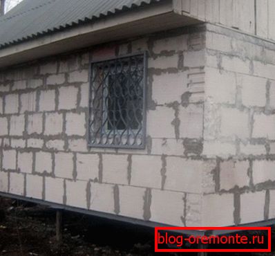 Ekonomičen naklon pile pod blokom pene Ekonomičen naklon pile pod blokom pene