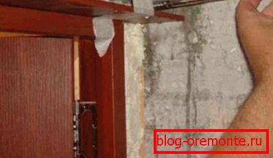 Potrebno je pritrjevanje elementov pri polnjenju praznin z montažno peno Potrebno je pritrjevanje elementov pri polnjenju praznin z montažno peno