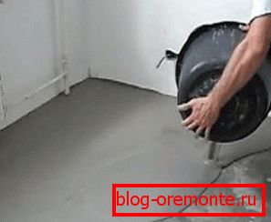 Fotografija betonskega poda v garaži