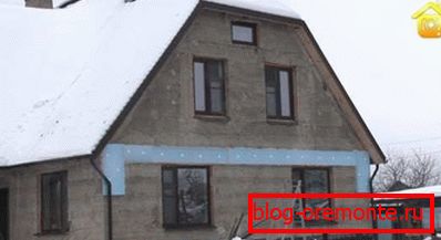 Fotografija dvonadstropne hiše iz opilkobetona pozimi Fotografija dvonadstropne hiše iz opilkobetona pozimi