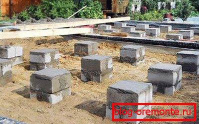 Fotografija podprtega podstavnega kleti iz cementnih blokov Fotografija podprtega podstavnega kleti iz cementnih blokov