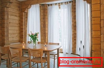 Fotografije lepe notranjosti hiše ljepljenega lesa brez notranje opreme. Fotografije lepe notranjosti hiše ljepljenega lesa brez notranje opreme.