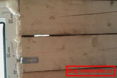 Fotografija vrzeli, ki nastane zaradi krčenja materiala naravne vlage