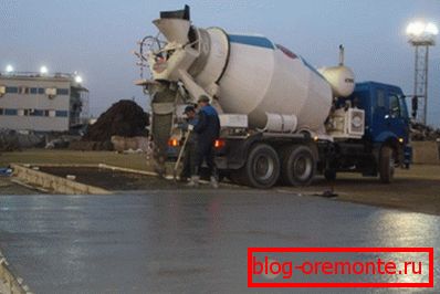 Fotografija izliva beton iz mešalnega ventila. Fotografija izliva beton iz mešalnega ventila.
