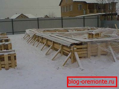Fotografija strjenega betona v temelju po ulitku Fotografija strjenega betona v temelju po ulitku