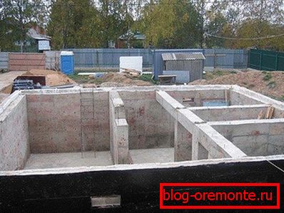 Fundacija, созданный из газобетонных блоков, нуждается в дополнительном слое гидроизоляции, но может обойтись без утепления Fundacija, созданный из газобетонных блоков, нуждается в дополнительном слое гидроизоляции, но может обойтись без утепления