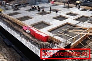 Temelj na gradbišču stopnišča mora biti monolit. Temelj na gradbišču stopnišča mora biti monolit.