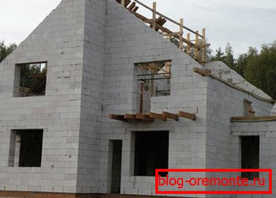 Garažni betonski bloki postajajo vse bolj priljubljeni materiali za gradnjo hiš. Garažni betonski bloki postajajo vse bolj priljubljeni materiali za gradnjo hiš.