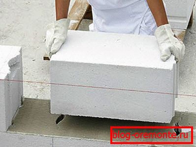 Gradbeni blok betona in faza postavitve lepila Gradbeni blok betona in faza postavitve lepila