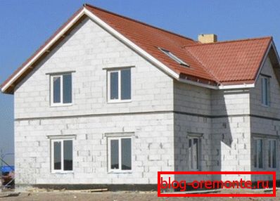 Končana struktura, tudi pri visokokakovostni zidovi, je treba dodatno zaščititi pred vlago. Končana struktura, tudi pri visokokakovostni zidovi, je treba dodatno zaščititi pred vlago.