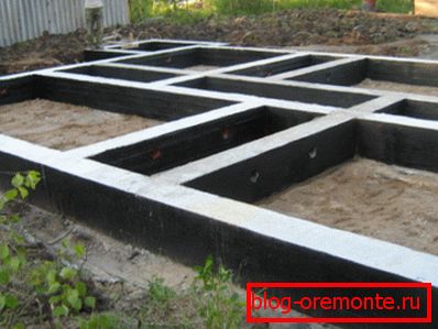 Pripravljen trak temelj za hišo lesa, obdelan z bitumen, da se zaščiti pred vlago Pripravljen trak temelj za hišo lesa, obdelan z bitumen, da se zaščiti pred vlago