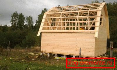 Uporaba materialov z manjšim odsekom za izdelavo strehe lahko znatno zmanjša obremenitev stavbe Uporaba materialov z manjšim odsekom za izdelavo strehe lahko znatno zmanjša obremenitev stavbe