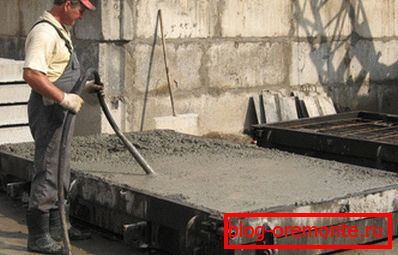 Uporabite talno enoto za kompaktiranje zmesi v kalupu. Fotografija Uporabite talno enoto za kompaktiranje zmesi v kalupu. Fotografija