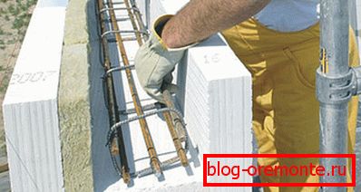 Izdelava ojačevalnega pasu z uporabo posebnih blokov gaziranega betona, kjer se domneva splošna povezava in dodatna izolacija Izdelava ojačevalnega pasu z uporabo posebnih blokov gaziranega betona, kjer se domneva splošna povezava in dodatna izolacija