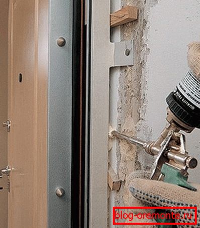 Zapenevaem vrzeli kako namestiti jeklena vrata