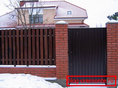 Opečni stebri wicket iz strokovnega lista z lastnimi rokami