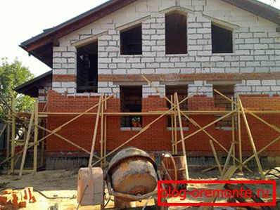 Opeka - najbolj vzdržljiv in zanesljiv način za zaščito. Opeka - najbolj vzdržljiv in zanesljiv način za zaščito.