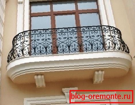 Kovinska ograja na balkonu