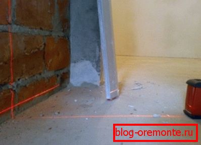 Laserski nivo za uporabo višine bodočega cementnega dna