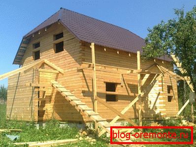 Amaterska fotografija dvonadstropne lesene hiše iz palic z dimenzijami od 9 do 9 Amaterska fotografija dvonadstropne lesene hiše iz palic z dimenzijami od 9 do 9